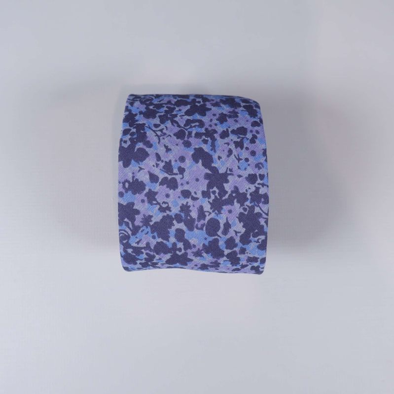 Slips rullad och visande hela blommiga mönstret