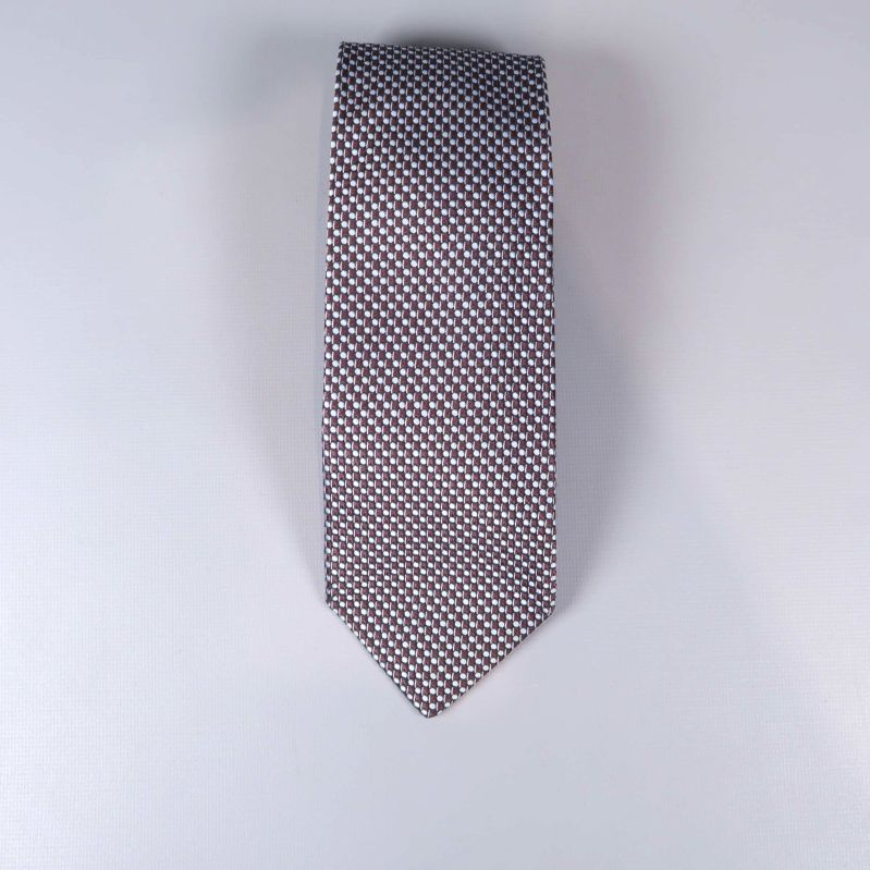 Slips med brunt och blått rutmönster rakt ovanifrån