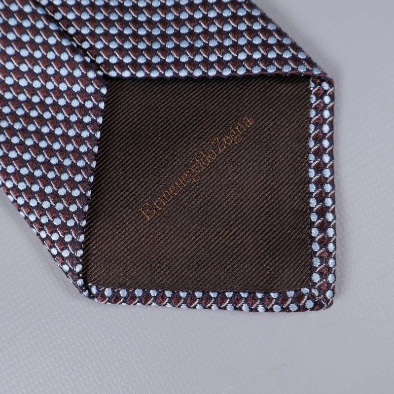 Närbild på slipsens spets med Ermenegildo Zegna-text