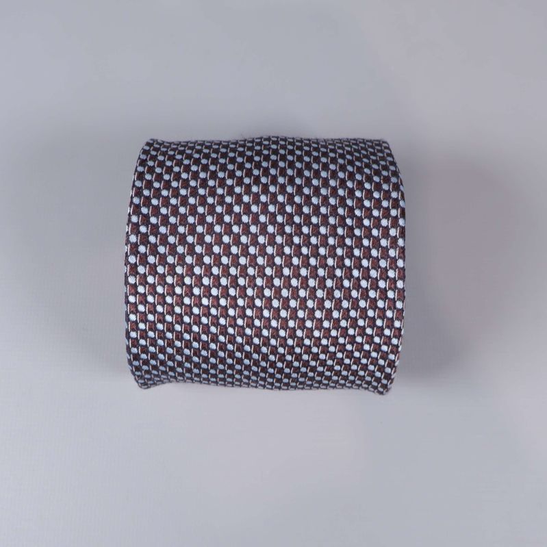 Slips rullad med fokus på dess bruna och blåa mönster