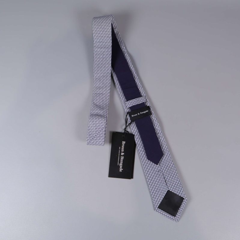 Baksida och insida av slips i blåvitt mönster