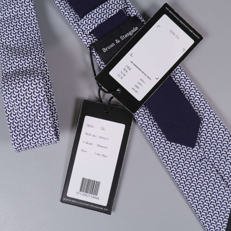 Två etiketter med produktinformation och streckkod