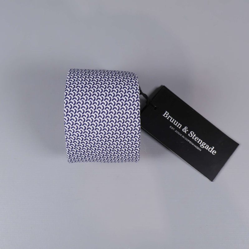 Rullad blåvitt mönstrad slips med etikett