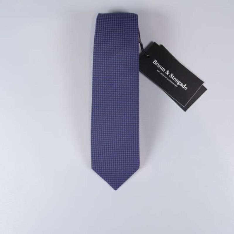 Hel slips i blått rutmönster med märkestag