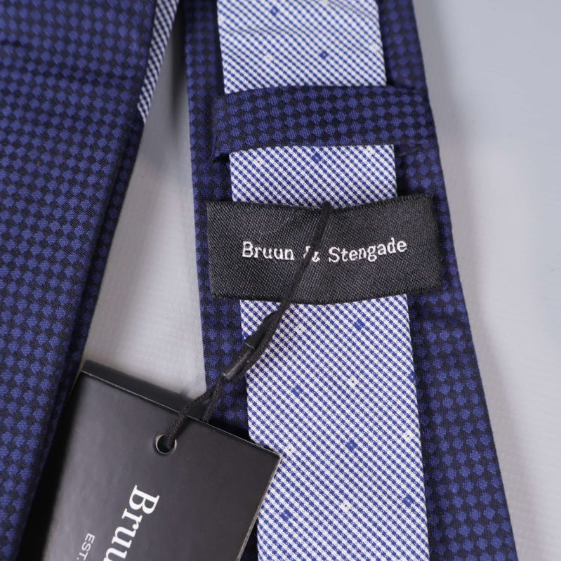 Etikett Bruun & Stengade på baksidan av slipsen