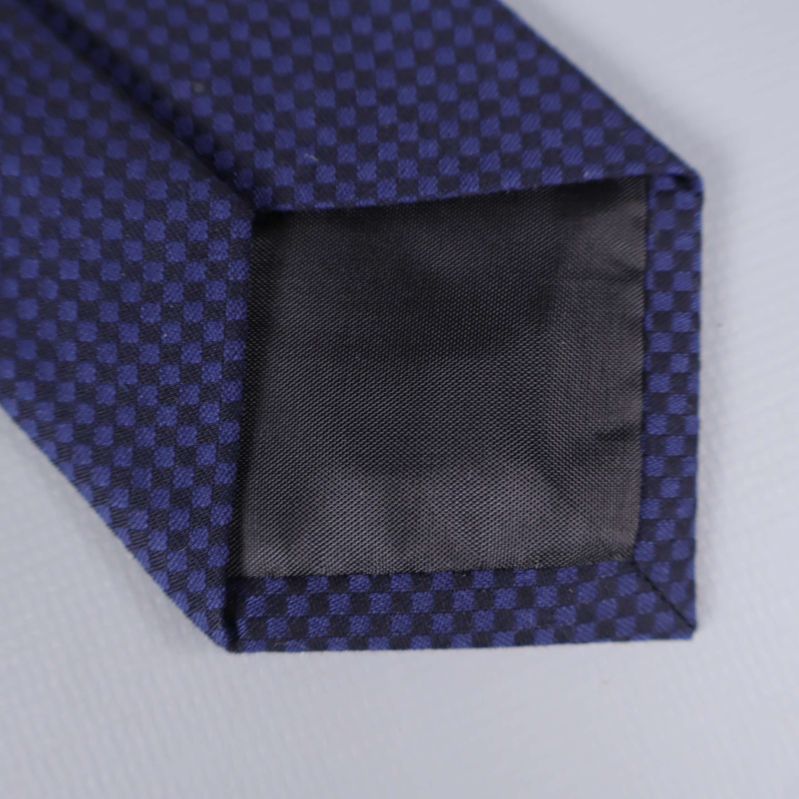 Närbild av spetsen på slipsens baksida