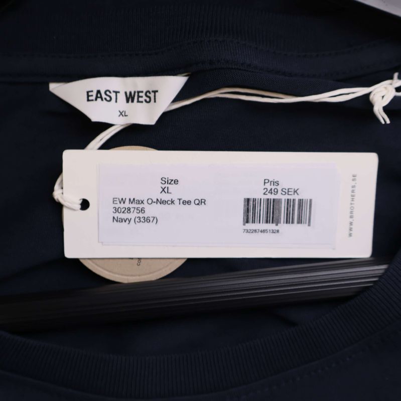 Närbild på etikett med storlek och varumärke East West