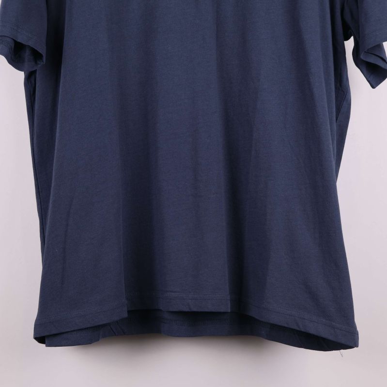 Detalj på nederdelen av marinblå t-shirt