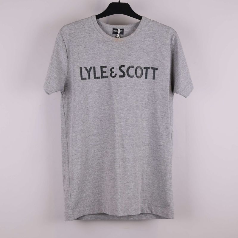 Grå t-shirt med Lyle & Scott-tryck framifrån