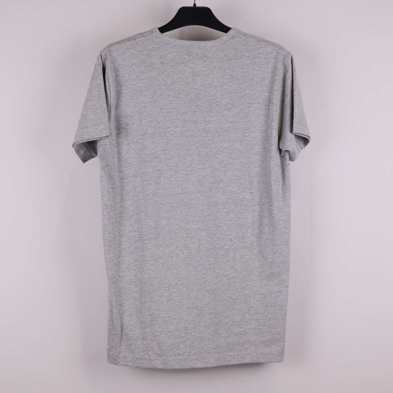 Grå t-shirt sedd bakifrån mot ljus bakgrund