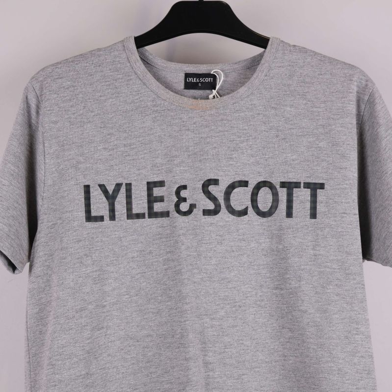 Detaljbild av Lyle & Scott-tryck på bröstet