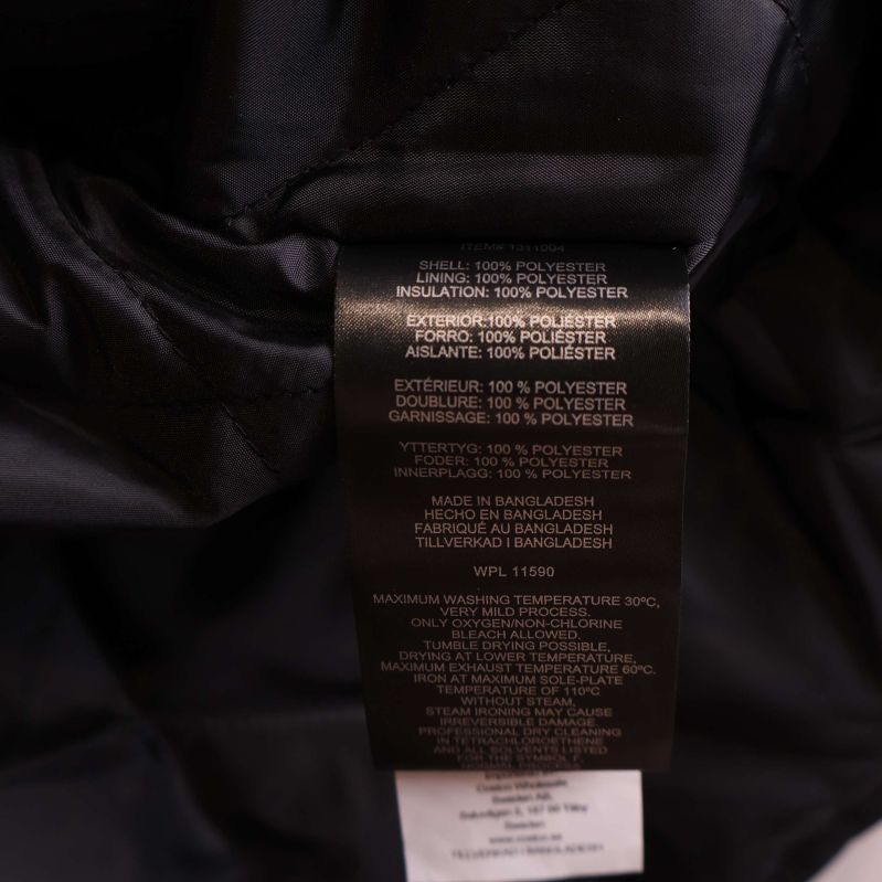 Materialetikett på jackans insida med information om polyester