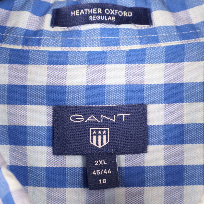 Närbild på GANT-logotyp och storlek 2XL 45/46