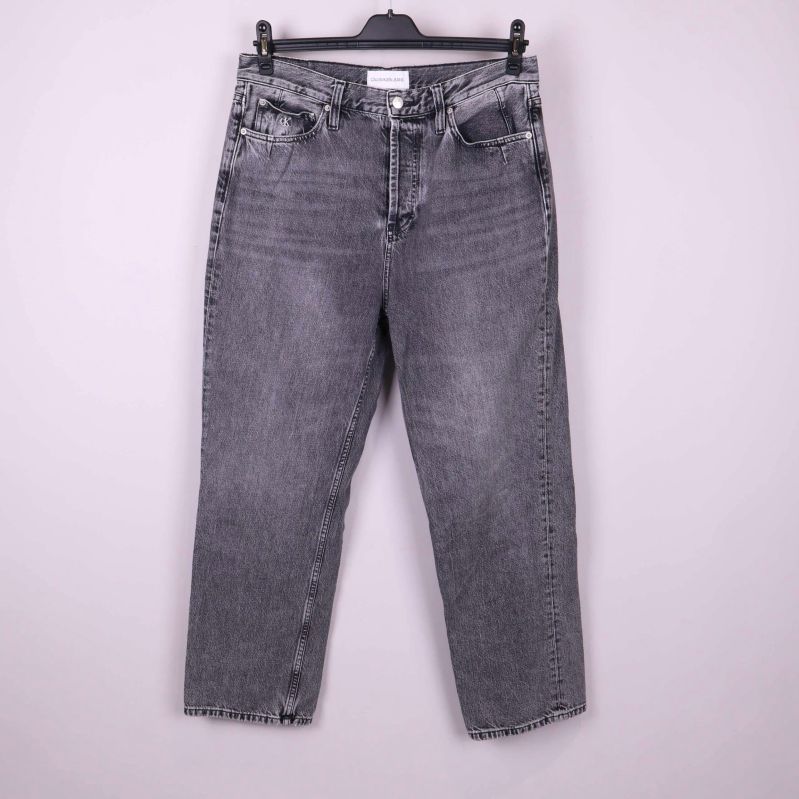 Framsida av raka grå jeans på galge