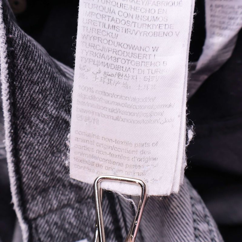 Materialetikett inuti jeans som visar 100% bomull