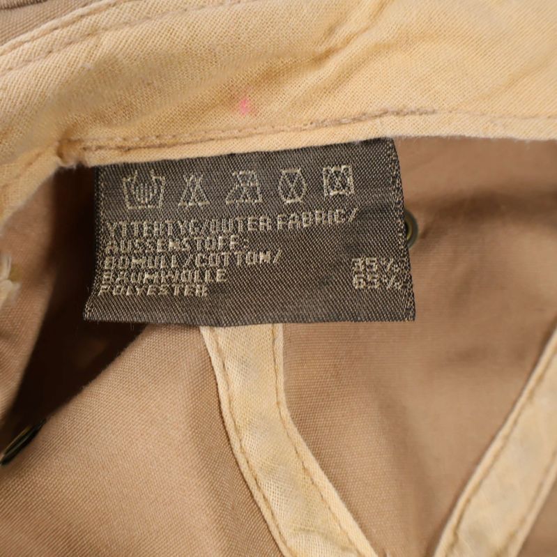 Materialetikett visar 65% polyester och 35% bomull