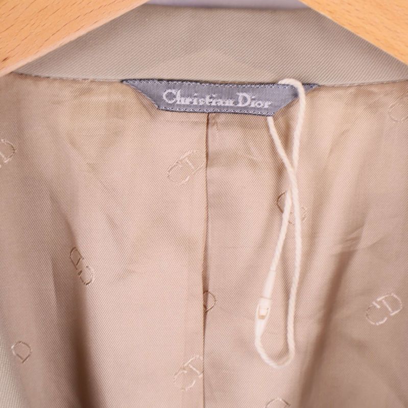Närbild på Christian Dior-etikett och mönstrat foder vid nacken