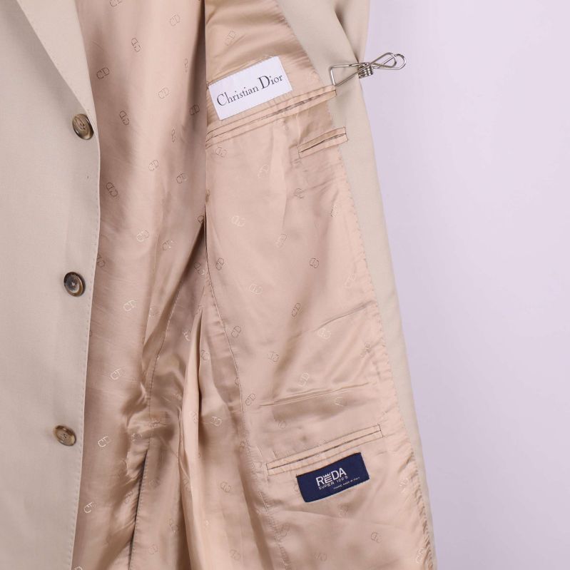 Insida på beige kavaj med foder och Christian Dior-etikett