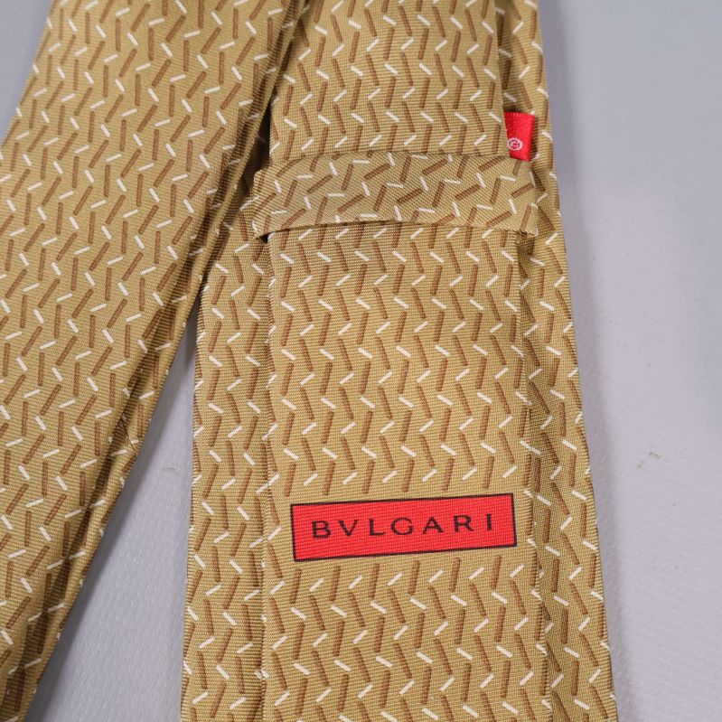 Närbild på Bvlgari-logotyp och etikett på slipsen