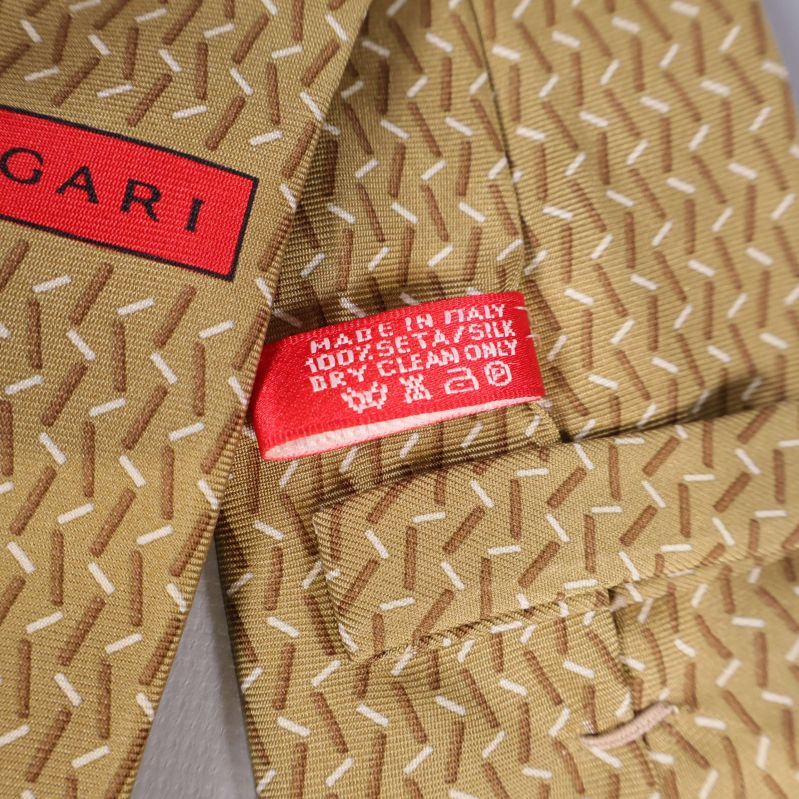 Närbild på materialetikett visar 100% siden Made in Italy