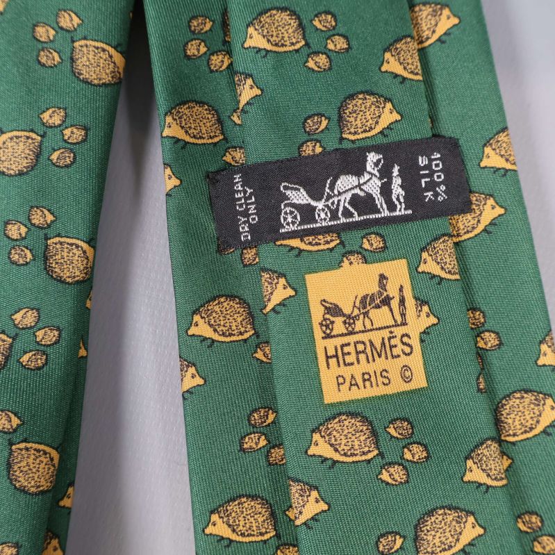 Närbild på Hermès Paris och materialetikett