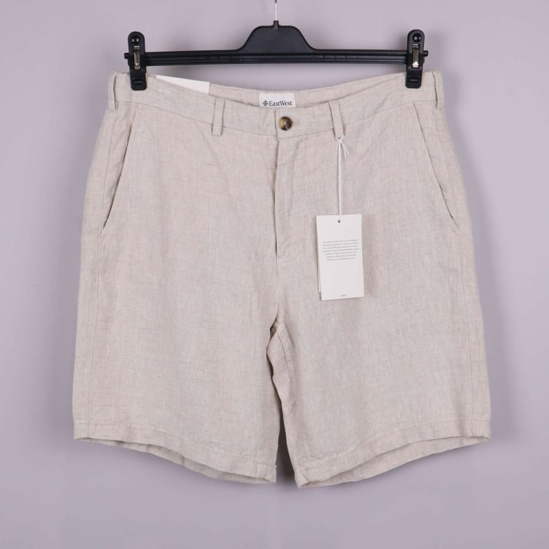 Beiga linne shorts på galge framifrån