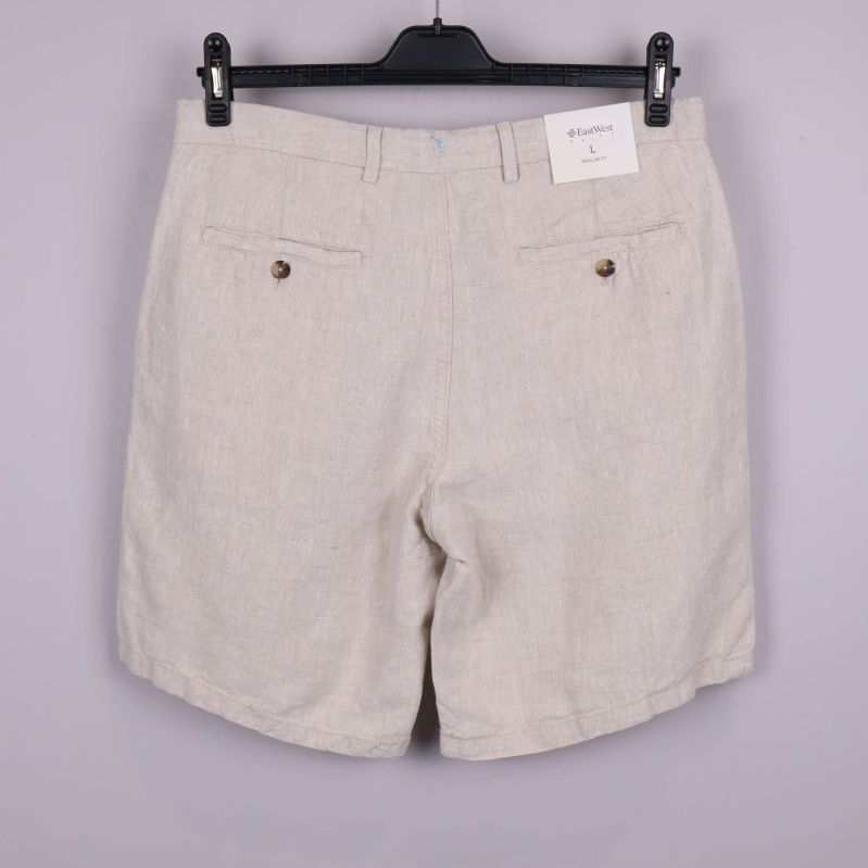 Beiga linne shorts på galge bakifrån