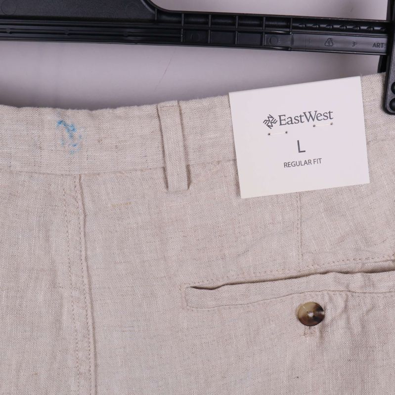 Närbild på märkning och ficka bak på shorts
