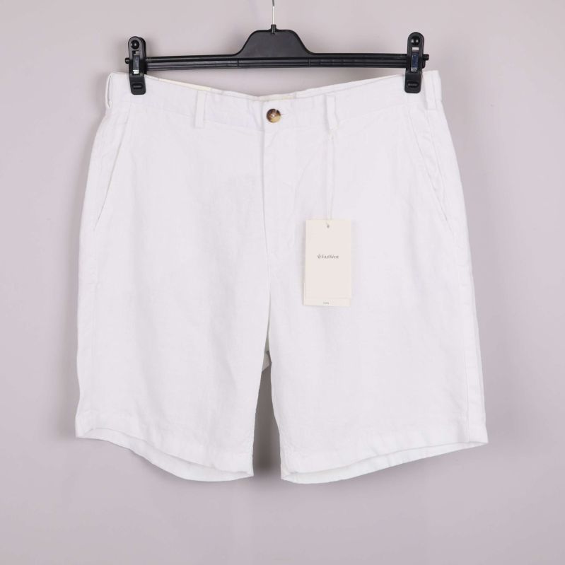 Framsidan av vita linneshorts på galge