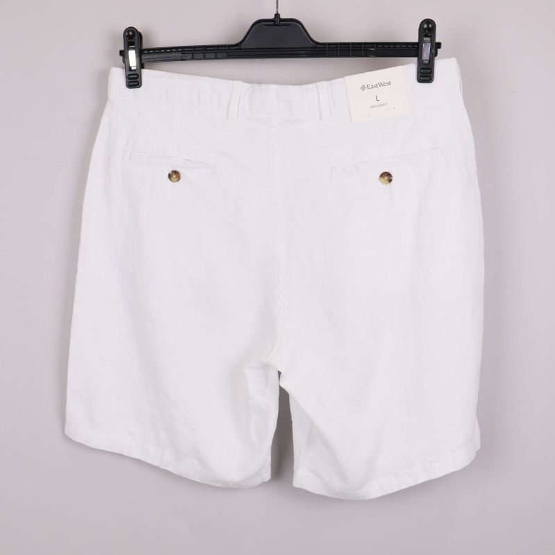 Baksidan av vita shorts med två bakfickor