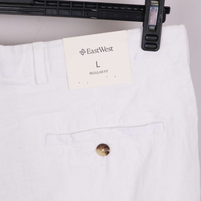 Närbild på lapp med varumärket EastWest och storlek L