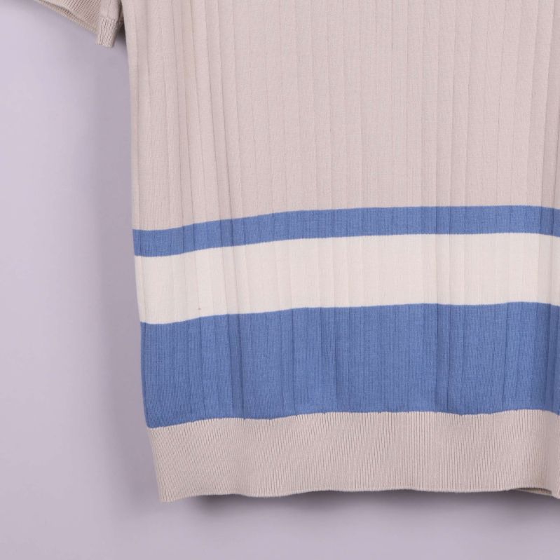 Närbild nedre delen av pikétröja med blå och beige ränder