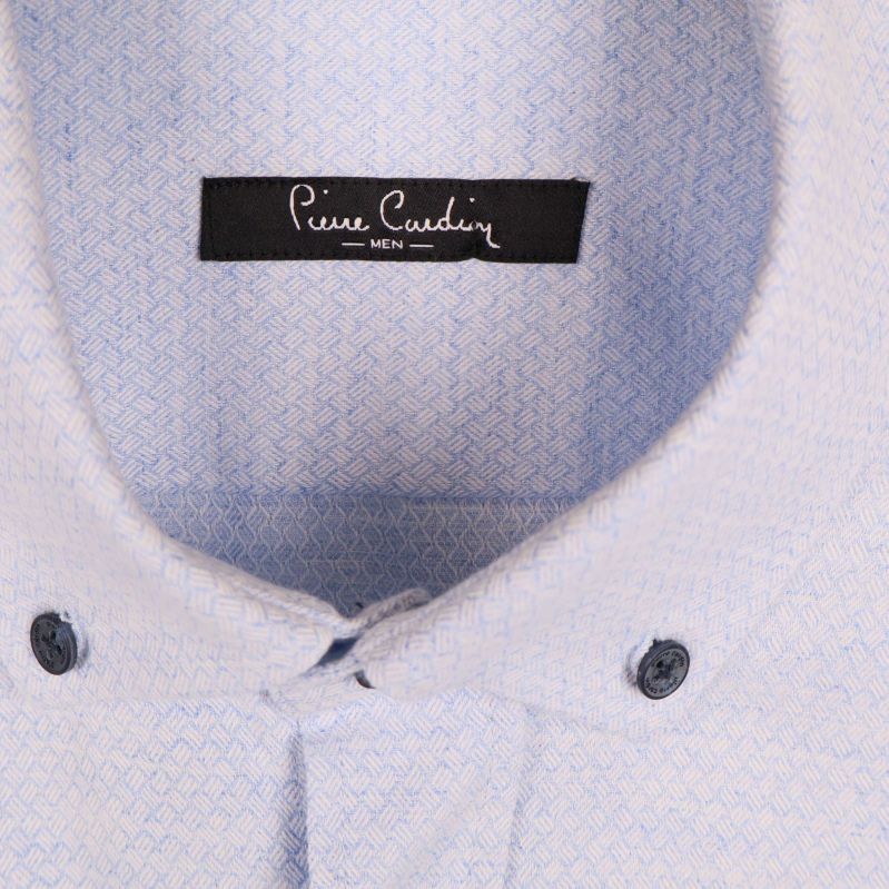Närbild på Pierre Cardin-logga i nacken och mönstrad krage