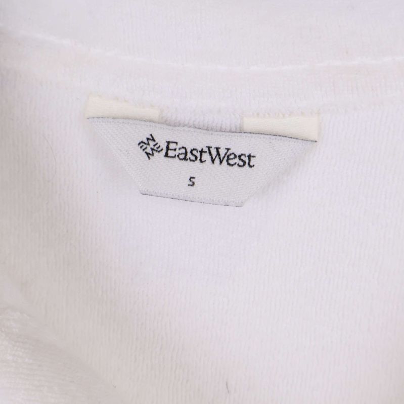 Närbild på EastWest-logga i nacken och storlekslapp S