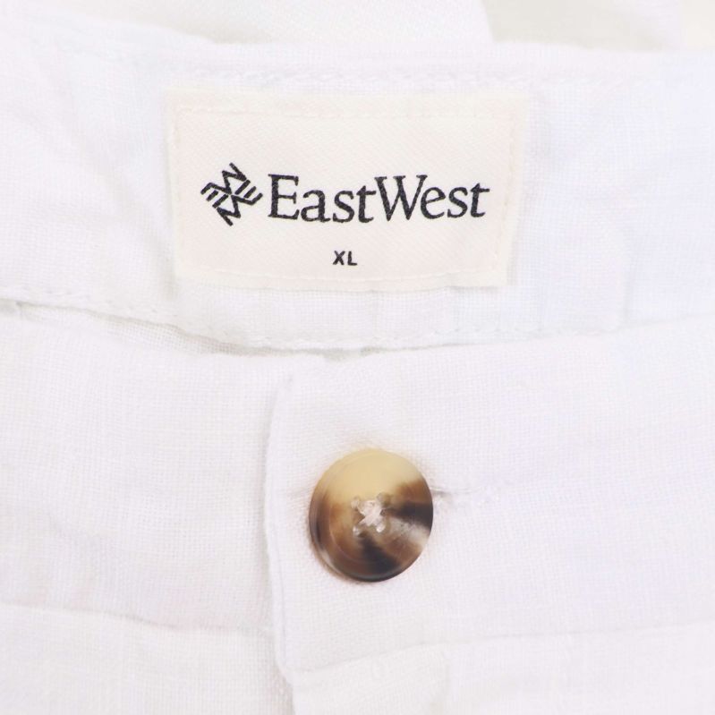 Närbild på EastWest logga och storlek XL innanför linning