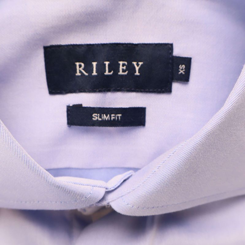 Närbild på etikett med RILEY och slim fit i kragen