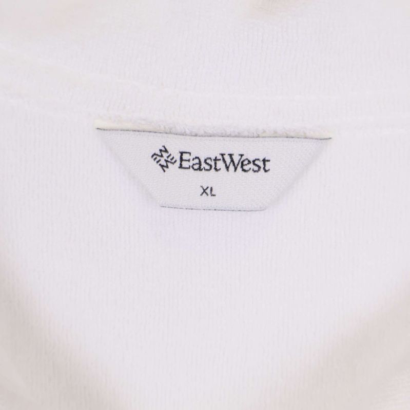 Närbild på EastWest-etikett med storlek XL