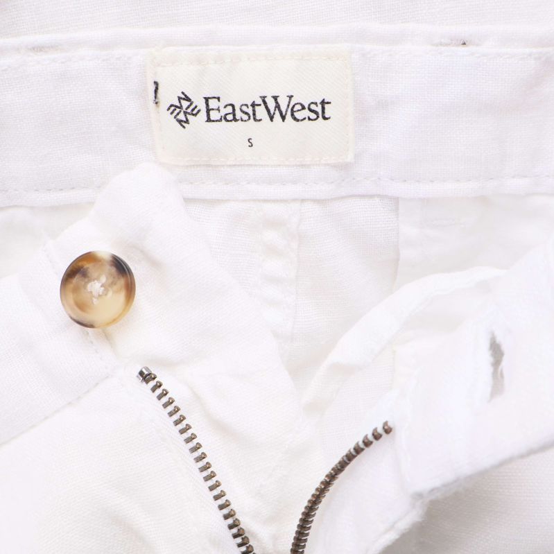Närbild av varumärkesetikett för EastWest och stängning