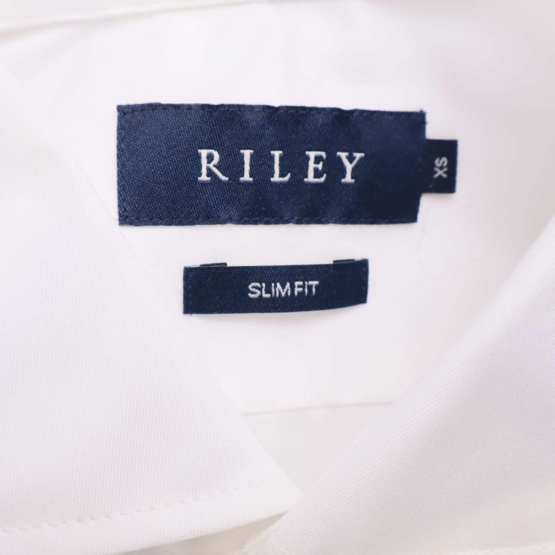 Närbild på Riley-märkeslapp och slim fit-etikett i krage