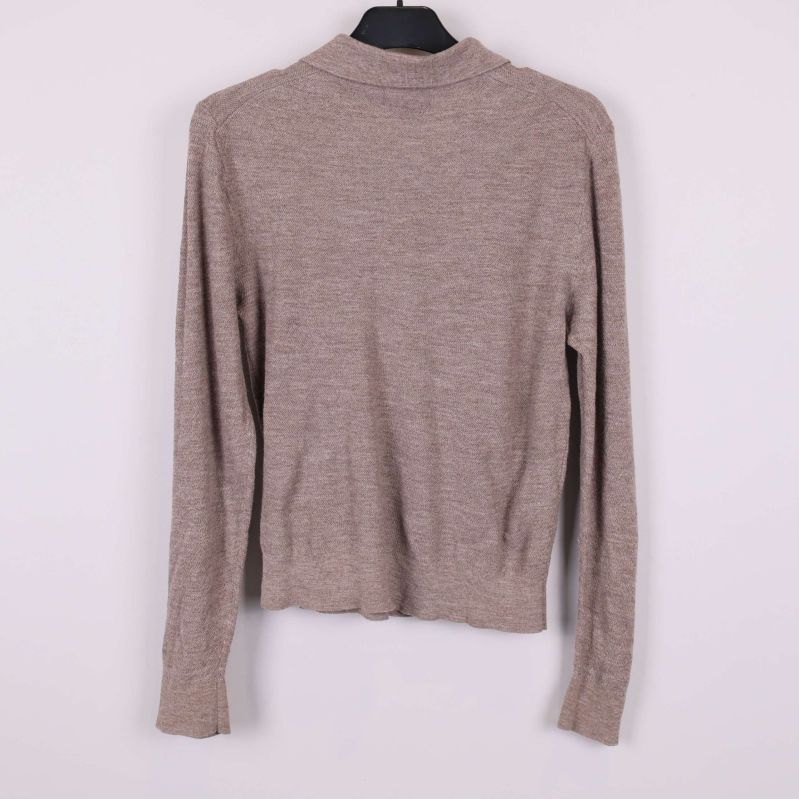 Baksidan av beige långärmad tröja