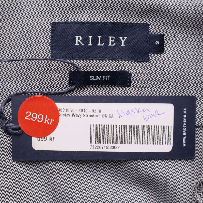 Närbild på RILEY-märke och prislapp