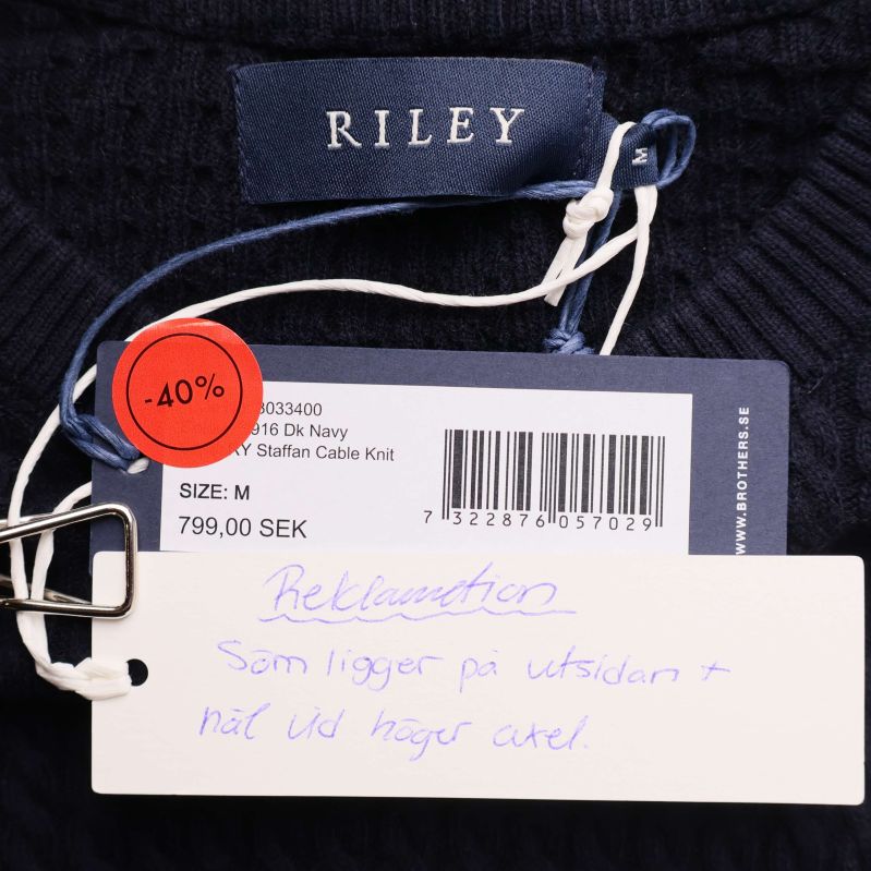 Närbild på etikett med Riley-logga och prislapp