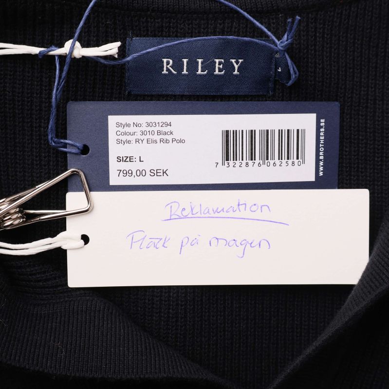 Närbild på etikett med RILEY och prislapp