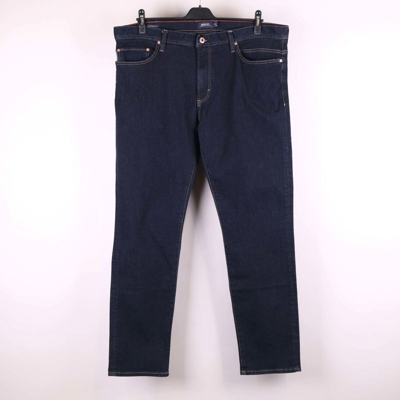 Jeans i mörk denim upphängda framifrån