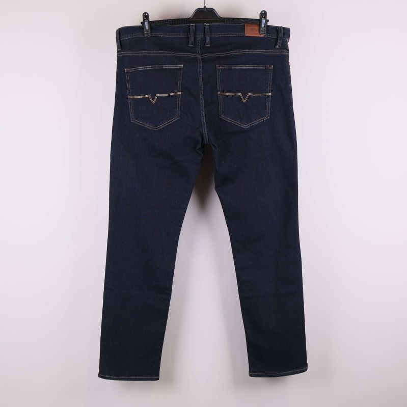 Jeans i mörk denim upphängda bakifrån