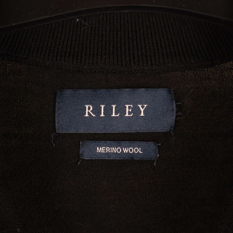 Närbild på etikett med texten Riley och Merino Wool