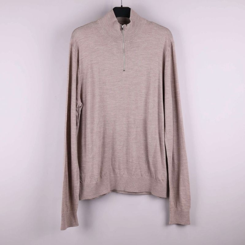 Beige tröja med lång ärm och halvpolo, upphängd på svart galge
