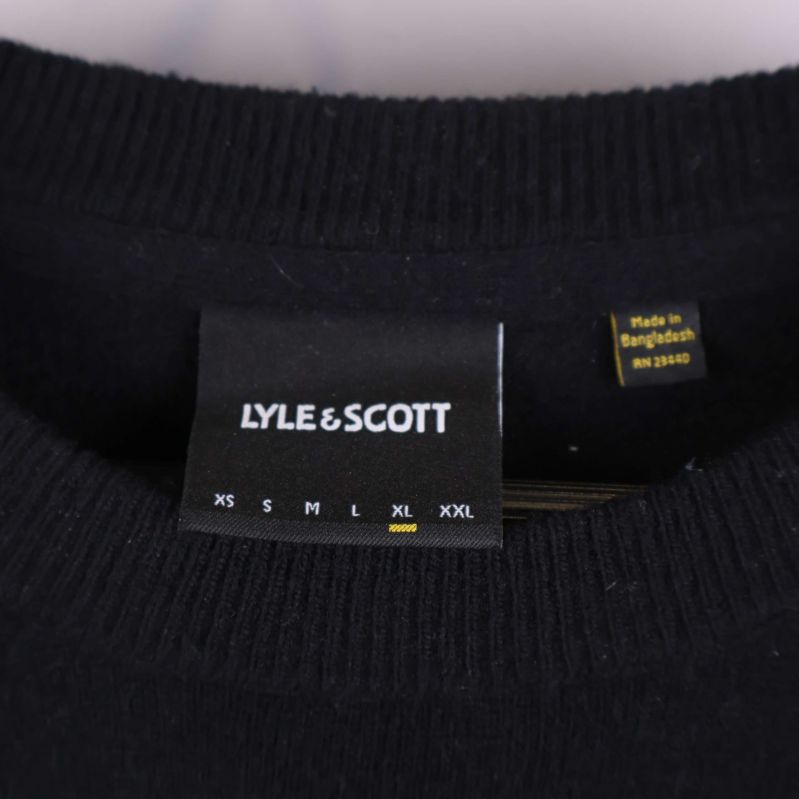Närbild på Lyle & Scott etikett i tröjans hals