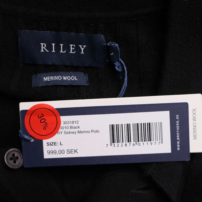 Närbild på namnlapp Riley och prislapp merinoull