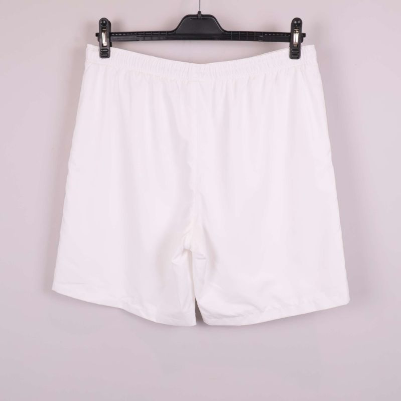 Vita sportshorts på galge visade bakifrån